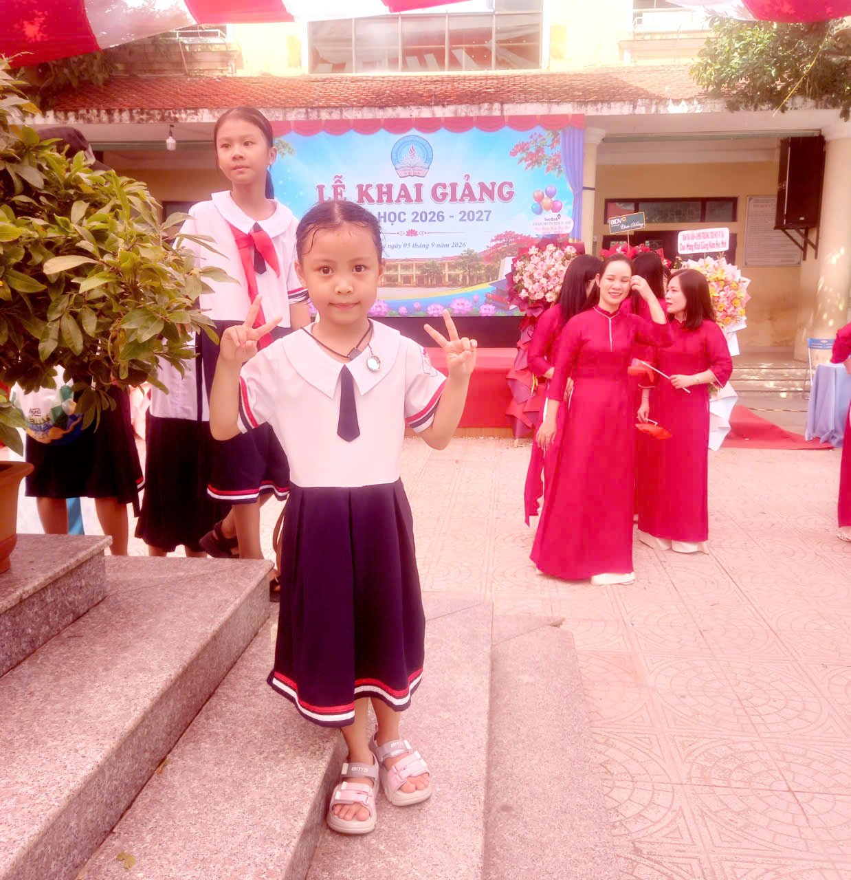 Niềm vui của cô và trò ngày khai giảng tại Trường tiểu học Vỹ Dạ Niềm vui của cô và trò ngày khai giảng tại Trường tiểu học Vỹ Dạ