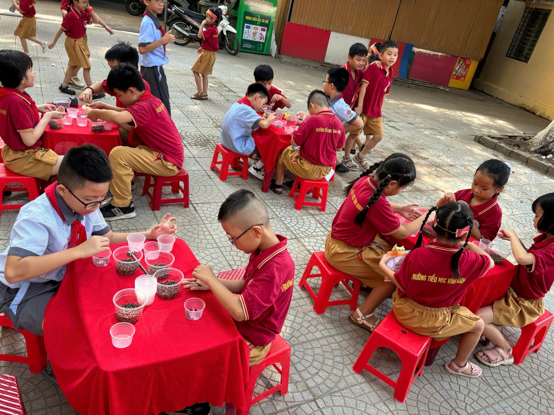 Hoạt động trải nghiệm ngày đầu năm học của học sinh Trường Tiểu học Vĩnh Ninh Hoạt động trải nghiệm ngày đầu năm học của học sinh Trường Tiểu học Vĩnh Ninh