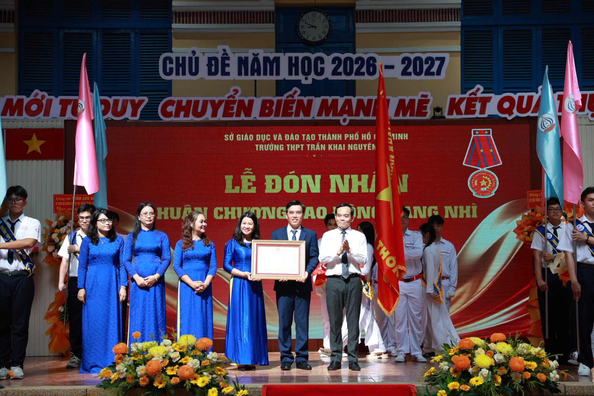 B&iacute; thư Th&agrave;nh ủy TP.HCM Trần Lưu Quang trao Hu&acirc;n chương Lao động hạng Nh&igrave; cho Trường THPT Trần Khai Nguy&ecirc;n tại lễ khai giảng năm học 2026-2027.
