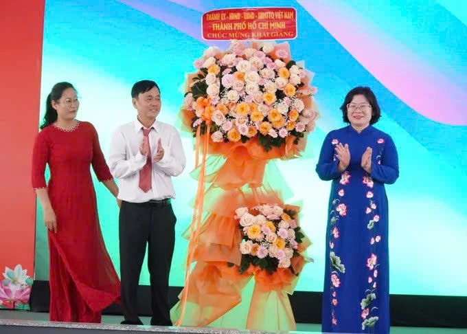 B&agrave; Văn Thị Bạch Tuyết, Ph&oacute; B&iacute; thư Th&agrave;nh ủy TP.HCM, dự lễ khai giảng năm học 2026-2027 tại Trường Tiểu học B&igrave;nh Chuẩn 3, phường Thuận Giao.