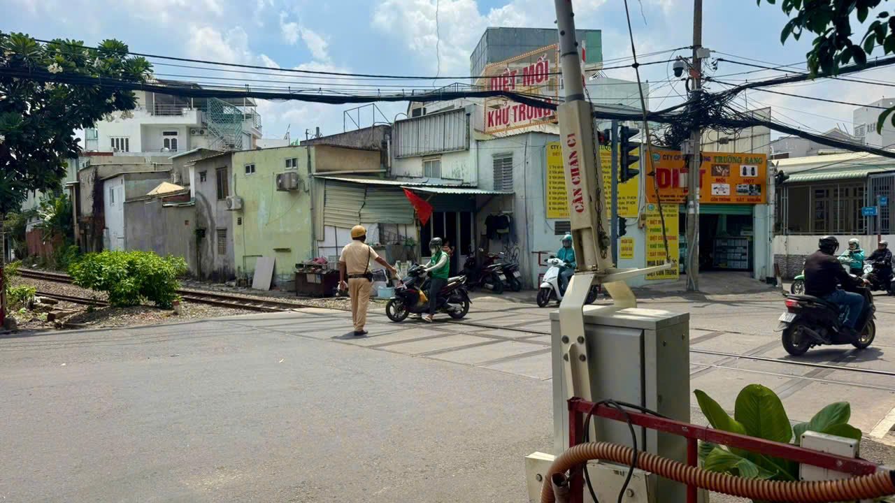 Lực lượng Đội CSGT Rạch Chiếc tăng cường tuần tra, kiểm soát tại các điểm giao cắt giữa đường bộ với đường sắt. Lực lượng Đội CSGT Rạch Chiếc tăng cường tuần tra, kiểm soát tại các điểm giao cắt giữa đường bộ với đường sắt.