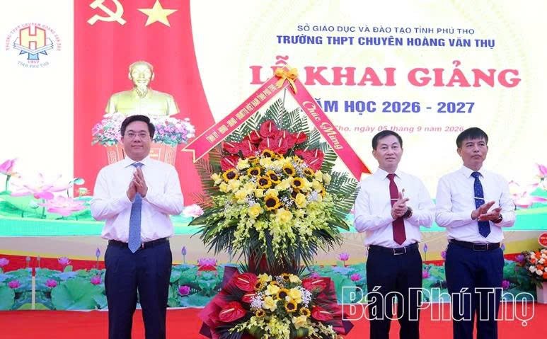 Chủ tịch UBND tỉnh Trần Duy Đông tặng hoa chúc mừng nhà trường. (Ảnh: Báo Phú Thọ) Chủ tịch UBND tỉnh Trần Duy Đông tặng hoa chúc mừng nhà trường. (Ảnh: Báo Phú Thọ)
