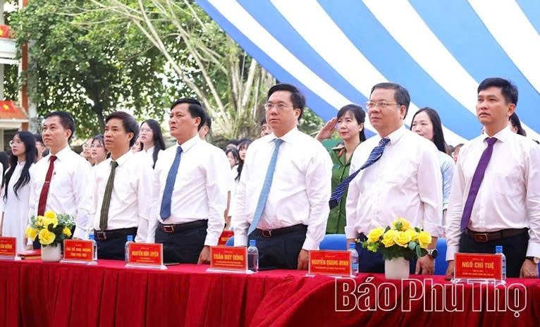 Chủ tịch UBND tỉnh Trần Duy Đông cùng các đại biểu dự lễ chào cờ cùng các điểm cầu trong nội dung kết nối trực tuyến khai giảng. Chủ tịch UBND tỉnh Trần Duy Đông cùng các đại biểu dự lễ chào cờ cùng các điểm cầu trong nội dung kết nối trực tuyến khai giảng.