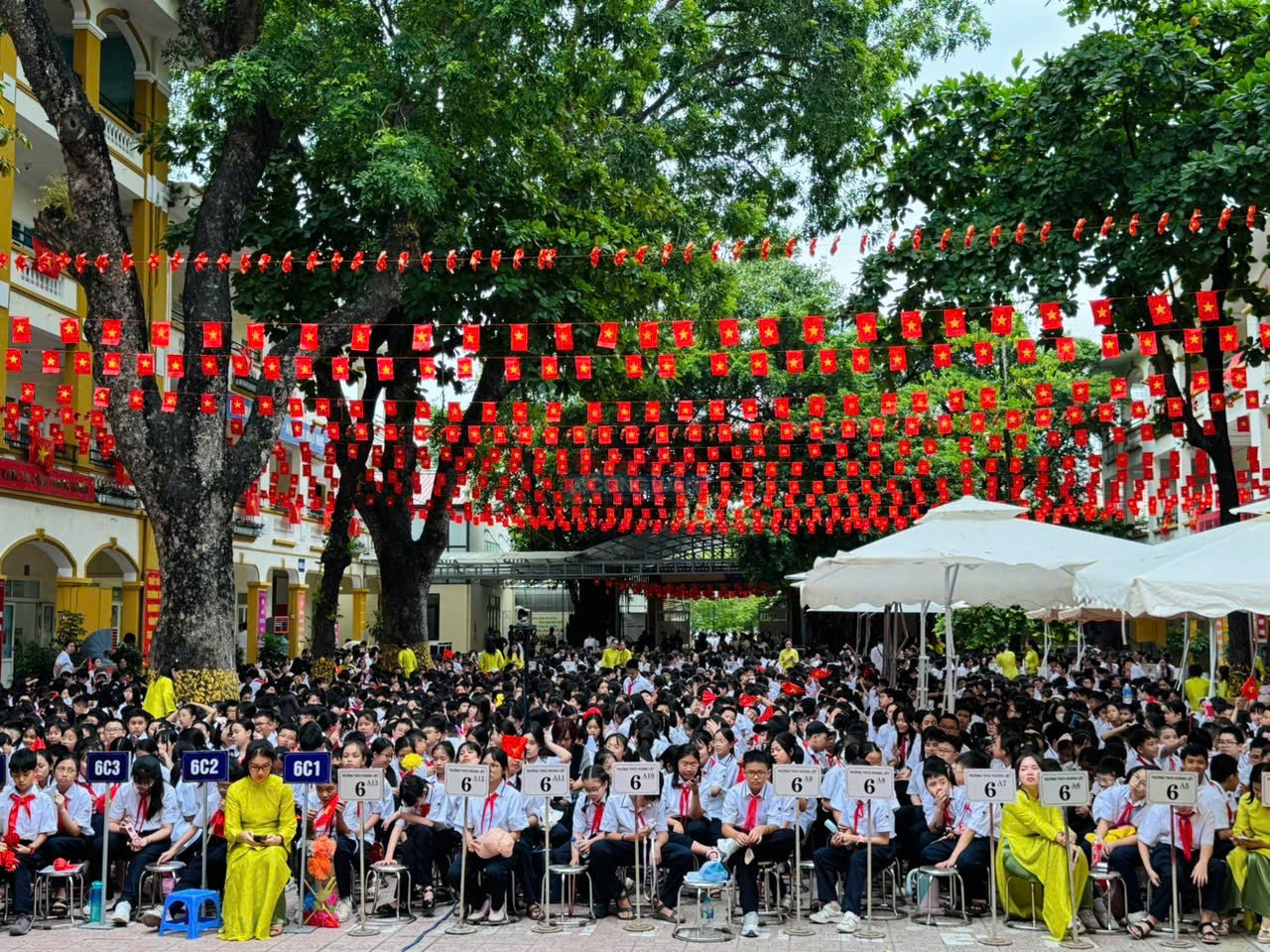 Học sinh Hoàng Liệt rộn ràng đón năm học 2026 - 2027 (Ảnh: Hà Trần) Học sinh Hoàng Liệt rộn ràng đón năm học 2026 - 2027 (Ảnh: Hà Trần)