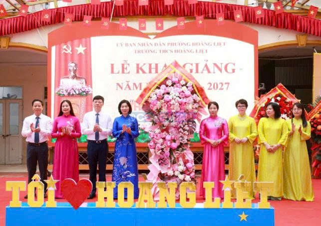 Trường THCS Hoàng Liệt đón nhận lẵng hoa chúc mừng năm học mới từ Chủ tịch HĐND thành phố Phùng Thị Hồng Hà. (Ảnh: Hà Trần) Trường THCS Hoàng Liệt đón nhận lẵng hoa chúc mừng năm học mới từ Chủ tịch HĐND thành phố Phùng Thị Hồng Hà. (Ảnh: Hà Trần)