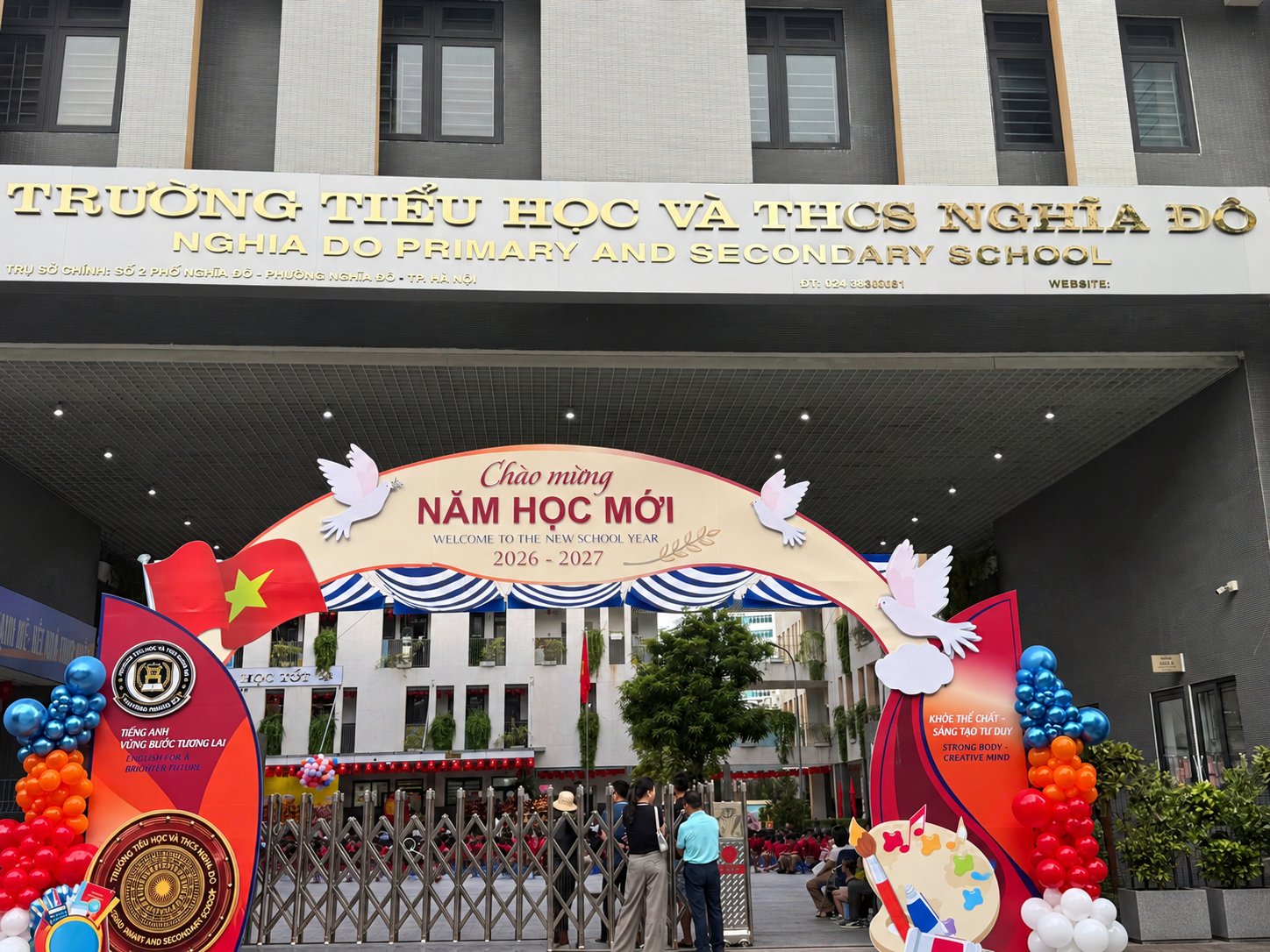 Trường Tiểu học v&agrave; THCS Nghĩa Đ&ocirc; rực rỡ cờ hoa ch&agrave;o đ&oacute;n năm học mới 2026 - 2027.