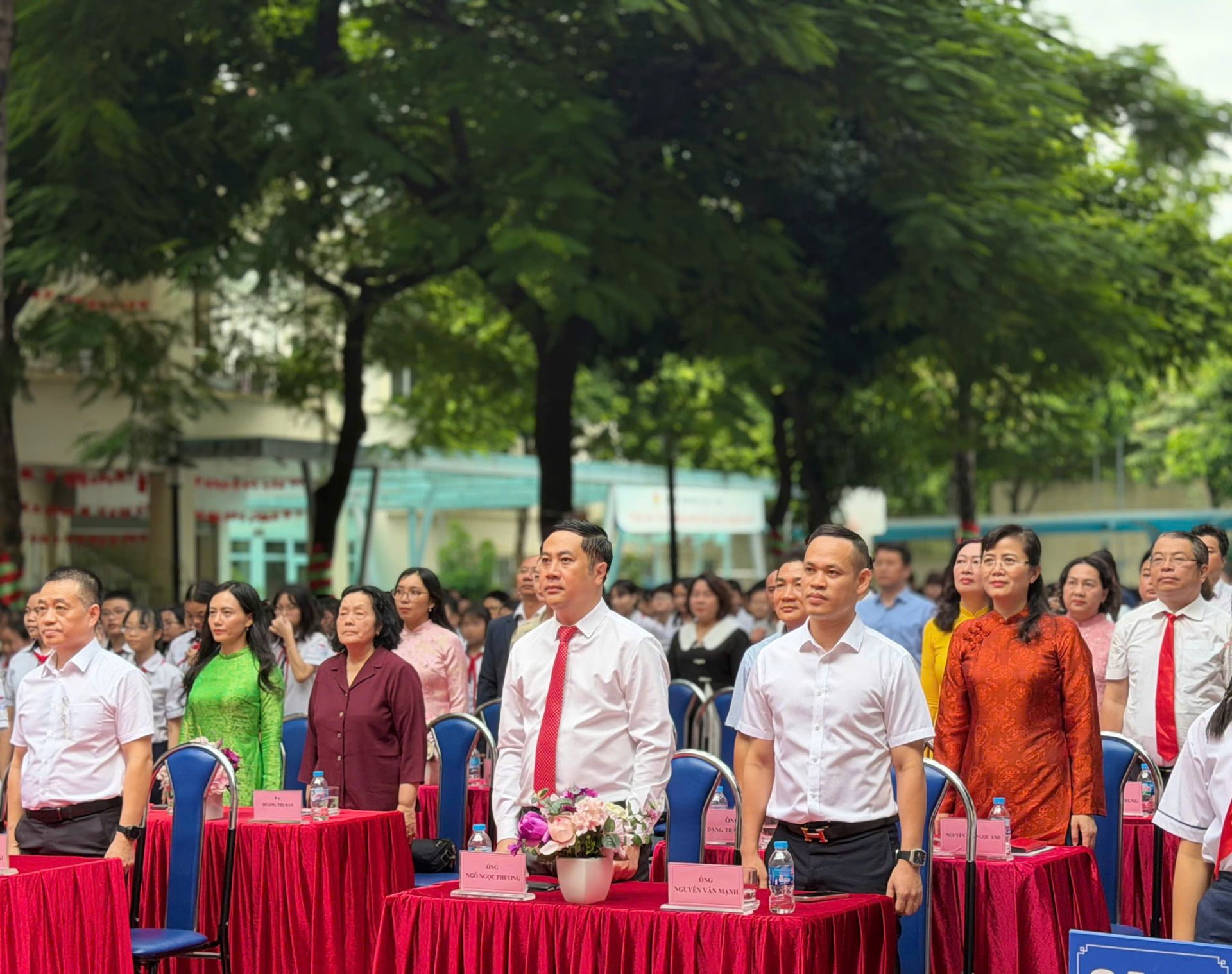 Thầy cô, học sinh và các đại biểu cùng lưu lại khoảnh khắc trong lễ khai giảng năm học 2026-2027 tại Trường THCS Cầu Giấy A. Thầy cô, học sinh và các đại biểu cùng lưu lại khoảnh khắc trong lễ khai giảng năm học 2026-2027 tại Trường THCS Cầu Giấy A.