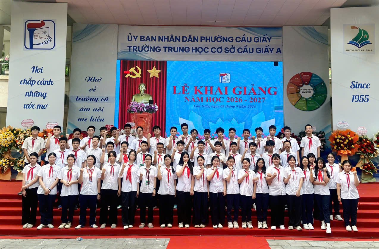 Cô và trò Trường THCS Cầu Giấy A trong lớp học, sẵn sàng bước vào năm học 2026-2027. Cô và trò Trường THCS Cầu Giấy A trong lớp học, sẵn sàng bước vào năm học 2026-2027.
