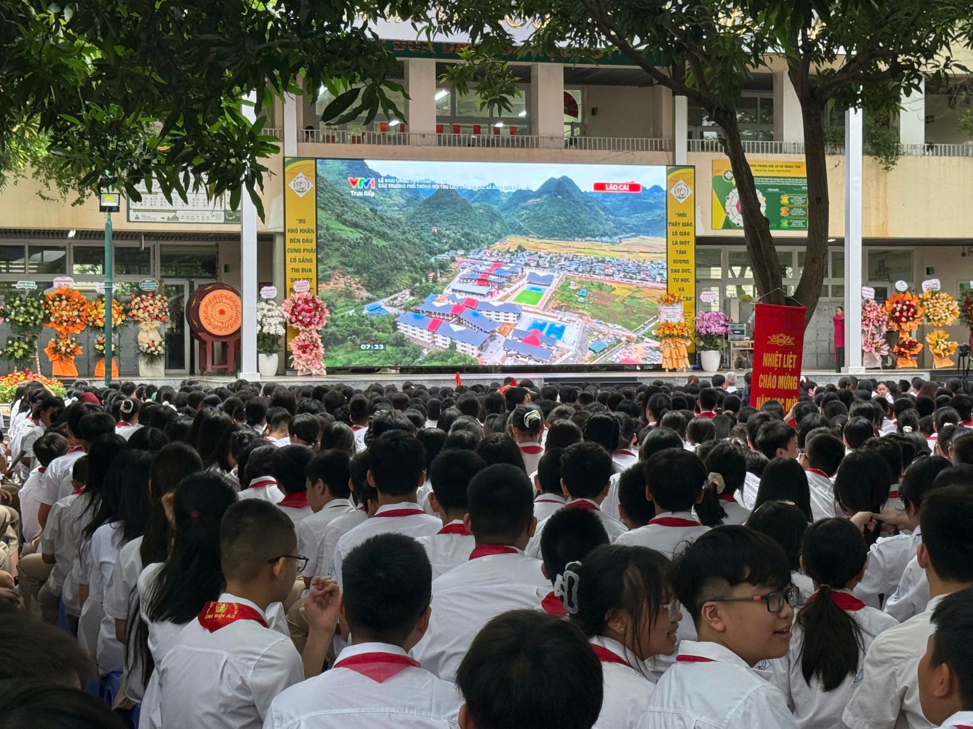 Học sinh Trường THCS Nghĩa Tân tập trung tại sân trường, háo hức chờ đón lễ khai giảng năm học 2026–2027. Học sinh Trường THCS Nghĩa Tân tập trung tại sân trường, háo hức chờ đón lễ khai giảng năm học 2026–2027.
