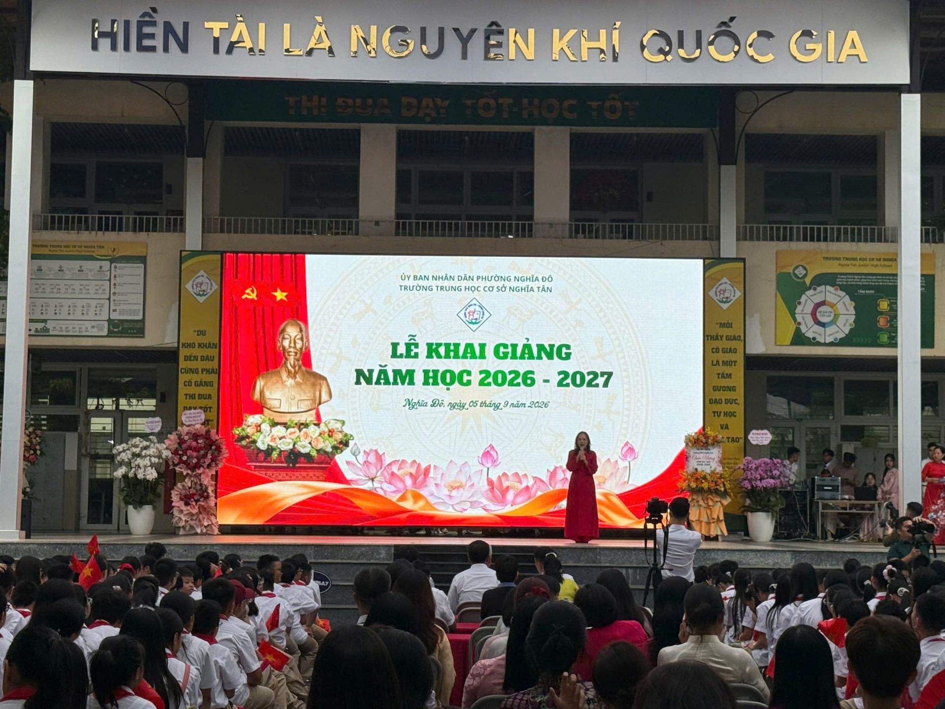 Thầy cô và học sinh Trường THCS Nghĩa Tân lưu lại những khoảnh khắc đáng nhớ trong ngày khai trường. Thầy cô và học sinh Trường THCS Nghĩa Tân lưu lại những khoảnh khắc đáng nhớ trong ngày khai trường.