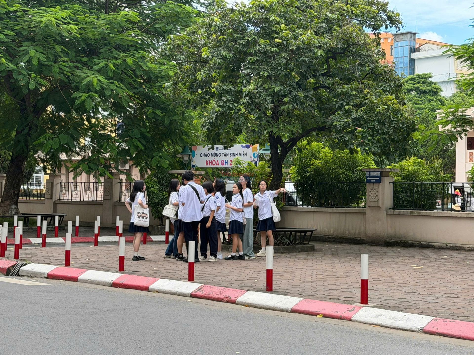 Sau lễ khai giảng, nhiều học sinh Trường THCS Ngoại ngữ vẫn nán lại dưới những hàng cây, trò chuyện cùng bạn bè. Sau lễ khai giảng, nhiều học sinh Trường THCS Ngoại ngữ vẫn nán lại dưới những hàng cây, trò chuyện cùng bạn bè.