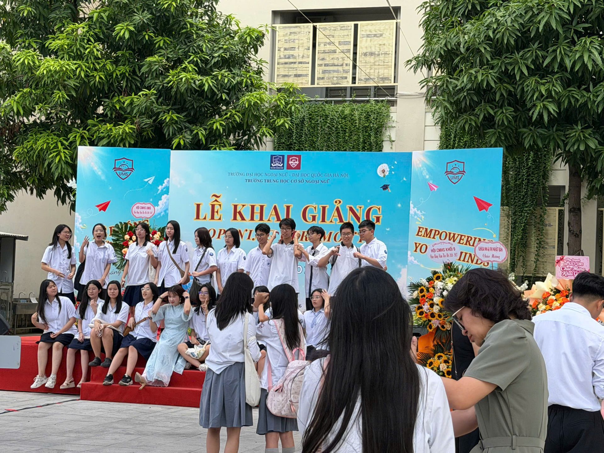 Sau khi lễ khai giảng kết thúc, học sinh Trường THCS Ngoại ngữ cùng nhau chụp ảnh, lưu giữ những khoảnh khắc đáng nhớ trong ngày đầu năm học mới. Sau khi lễ khai giảng kết thúc, học sinh Trường THCS Ngoại ngữ cùng nhau chụp ảnh, lưu giữ những khoảnh khắc đáng nhớ trong ngày đầu năm học mới.