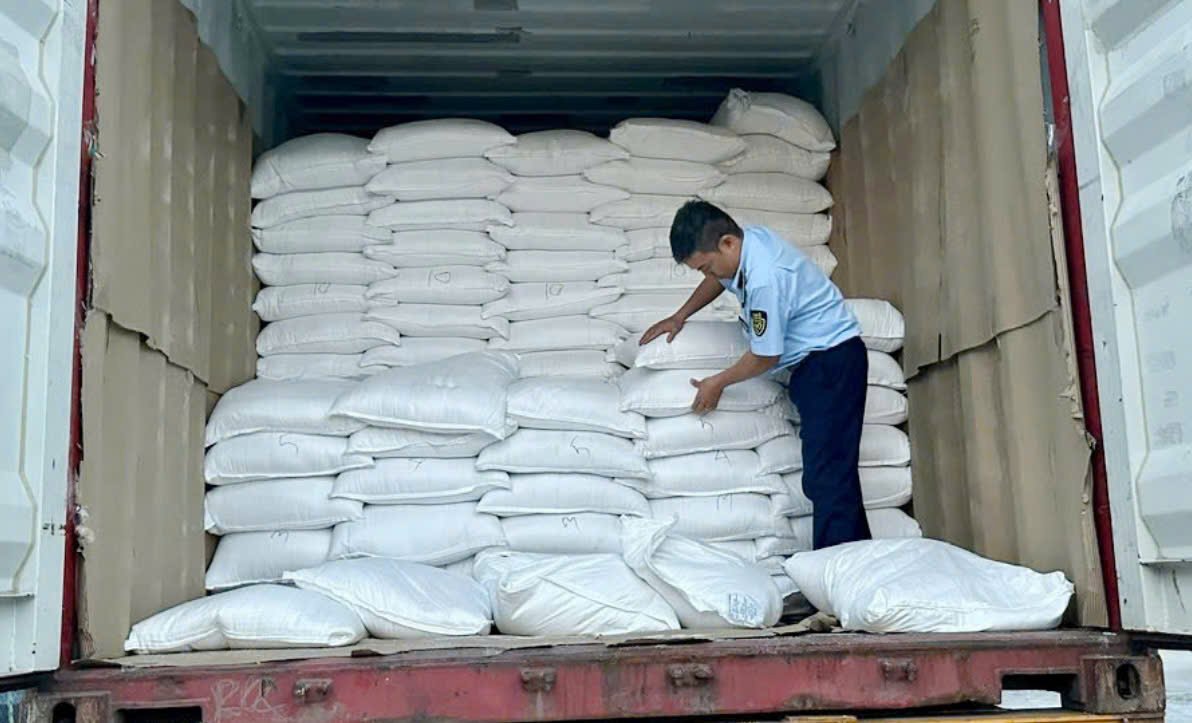 Lực lượng Quản l&yacute; thị trường kiểm tra phương tiện vận chuyển 26,5 tấn gạo nhập khẩu kh&ocirc;ng c&oacute; nh&atilde;n phụ. (Ảnh: QLTT)