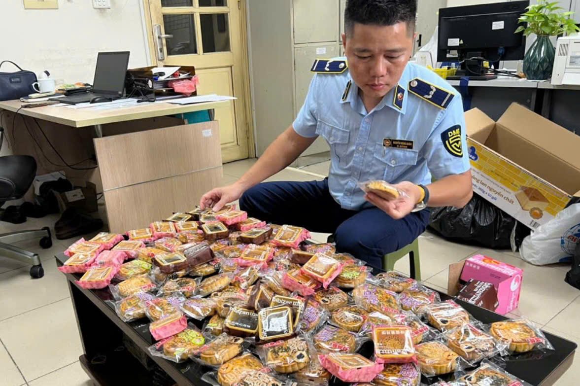 Lực lượng chức năng H&agrave; Nội tăng cường kiểm tra c&aacute;c mặt h&agrave;ng b&aacute;nh kẹo, thực phẩm phục vụ nhu cầu ti&ecirc;u d&ugrave;ng dịp Tết Trung thu. (Ảnh: QLTT H&agrave; Nội)
