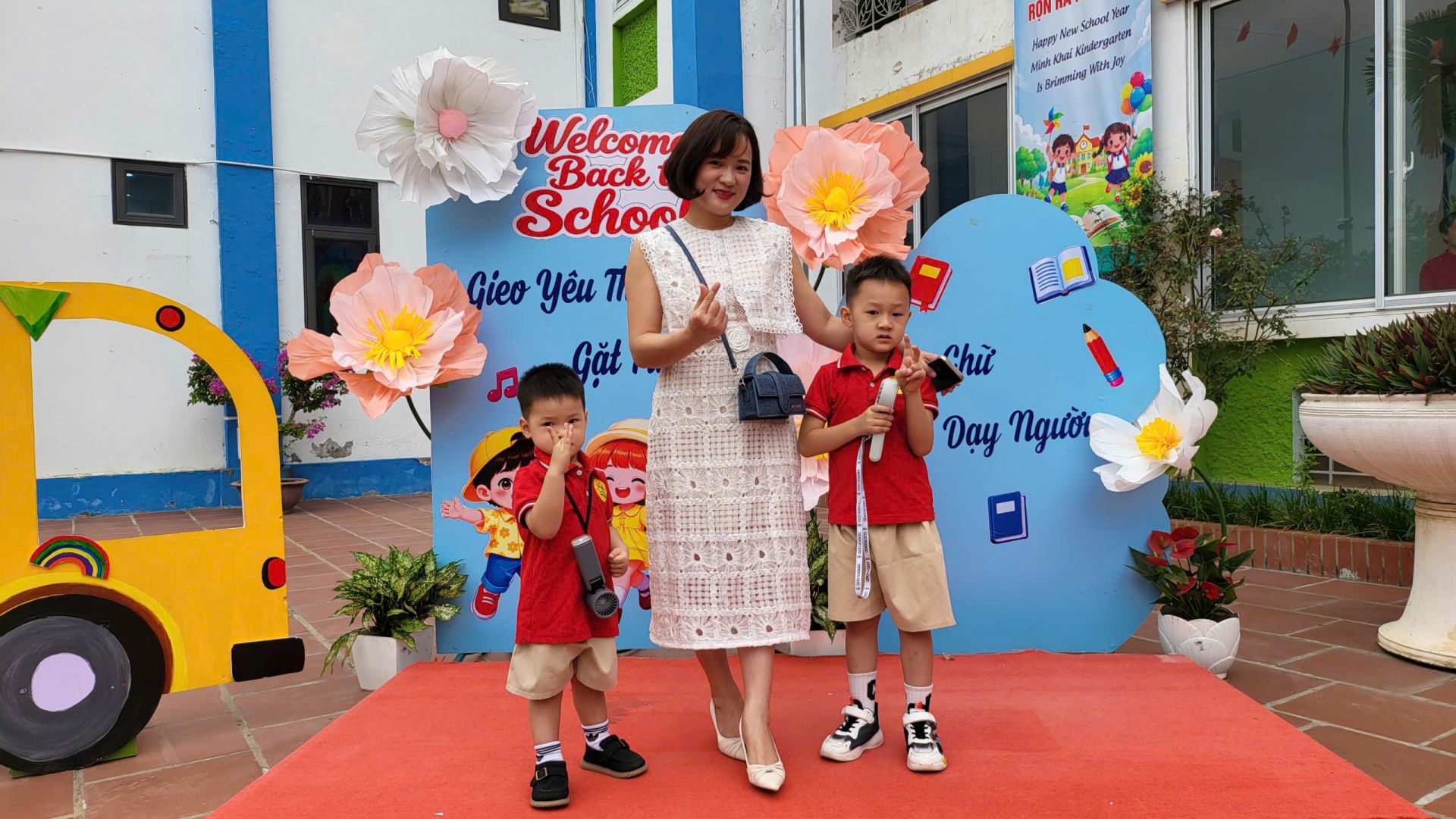 Từ sáng sớm, phụ huynh đưa trẻ đến Trường Mầm non Minh Khai để dự lễ khai giảng năm học mới. Từ sáng sớm, phụ huynh đưa trẻ đến Trường Mầm non Minh Khai để dự lễ khai giảng năm học mới.
