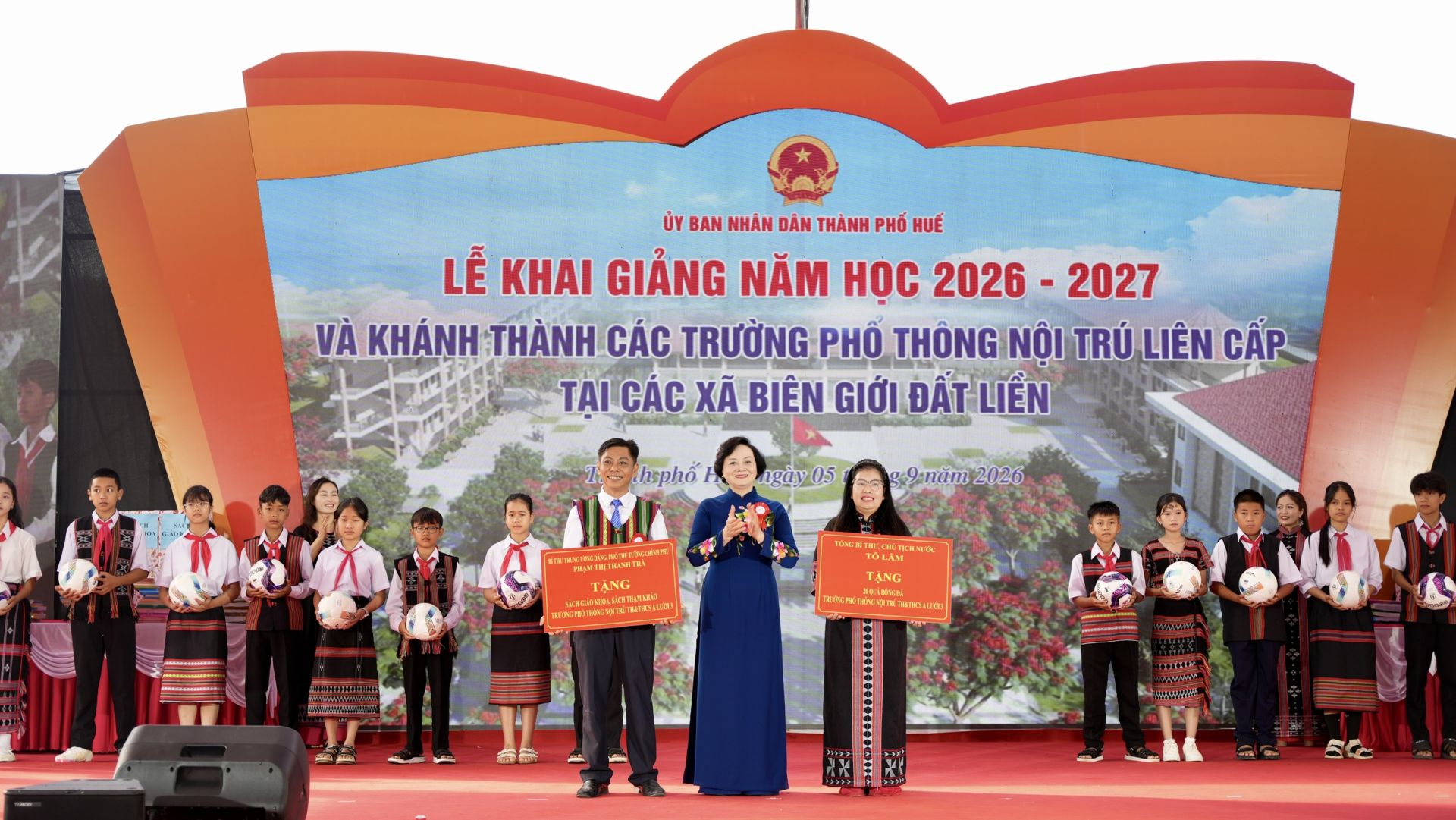Phó Thủ tướng Phạm Thị Thanh Trà tặng quà cho Trường phổ thông nội trú TH&THCS A Lưới 3 và 4 Phó Thủ tướng Phạm Thị Thanh Trà tặng quà cho Trường phổ thông nội trú TH&THCS A Lưới 3 và 4