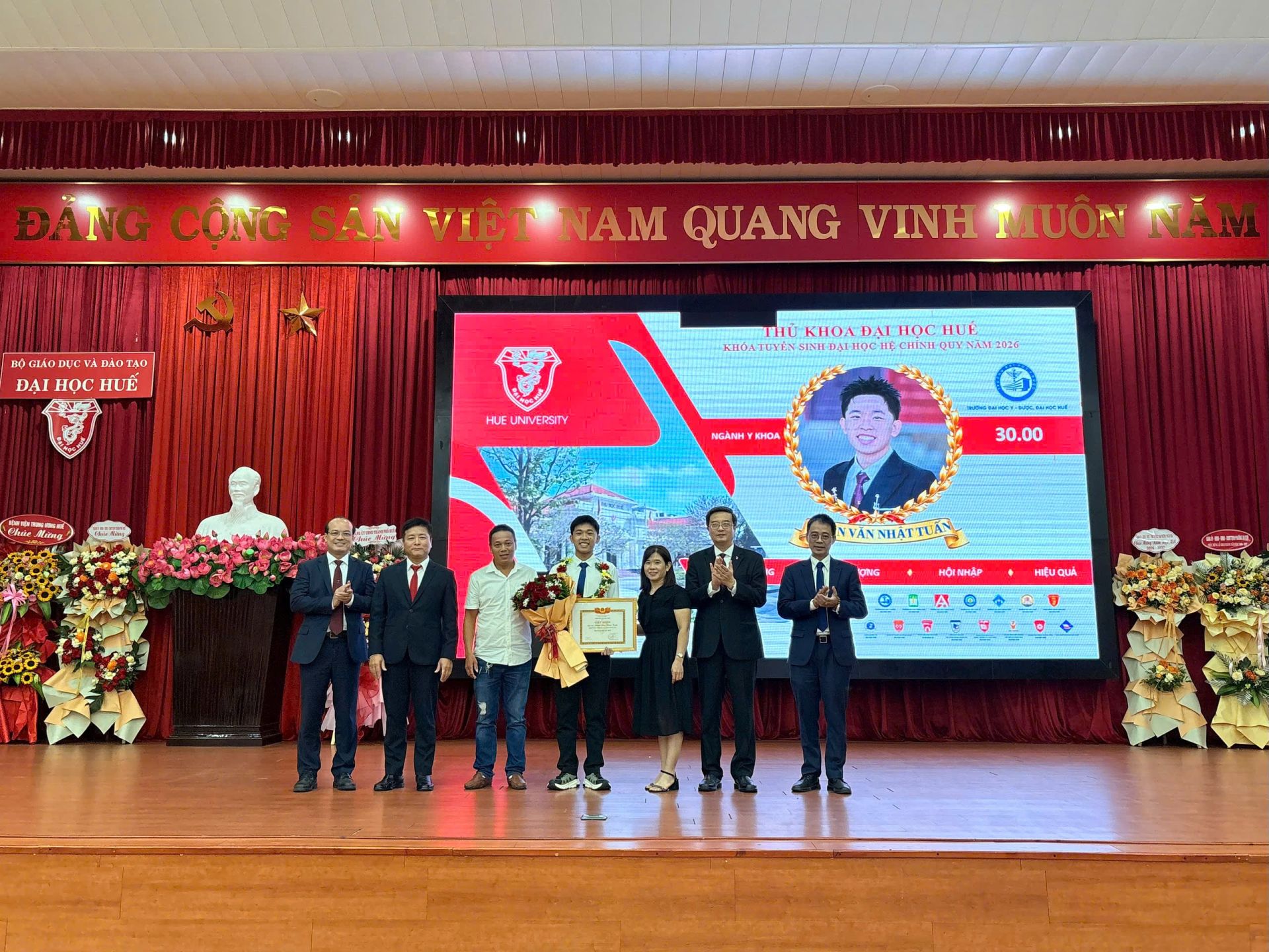 Tuy&ecirc;n dương, khen thưởng em Phan Văn Nhật Tuấn thủ khoa Đại học Huế