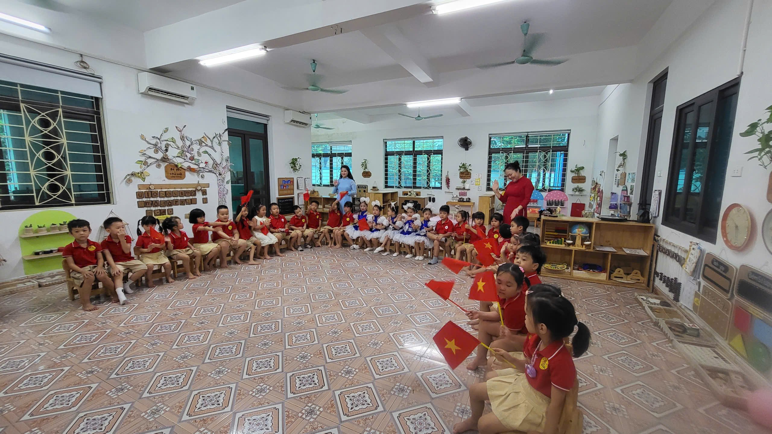 Học sinh Trường Mầm non Minh Khai dự lễ khai giảng toàn quốc bằng hình thức trực tuyến. Học sinh Trường Mầm non Minh Khai dự lễ khai giảng toàn quốc bằng hình thức trực tuyến.