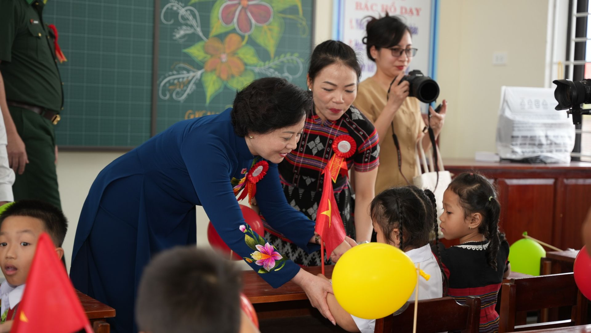 Phó Thủ tướng Phạm Thị Thanh Trà thăm trẻ em ở A Lưới Phó Thủ tướng Phạm Thị Thanh Trà thăm trẻ em ở A Lưới