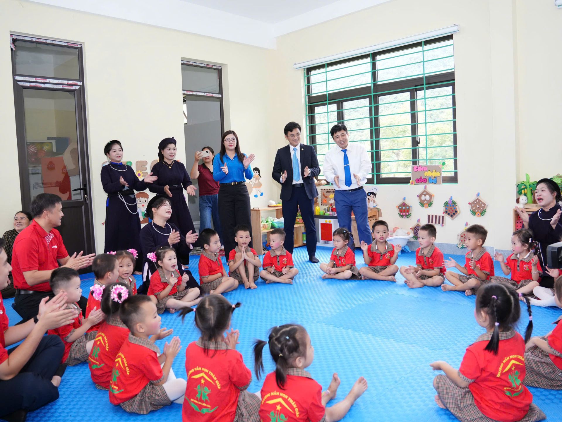 Cô và trò hạnh phúc khi có lớp học khang trang, an toàn từ sự chung tay của Bảo Việt Cô và trò hạnh phúc khi có lớp học khang trang, an toàn từ sự chung tay của Bảo Việt