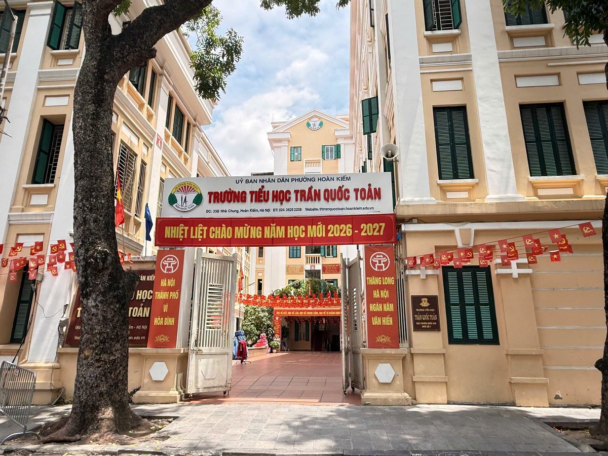 Trường Tiểu học Trần Quốc Toản nằm tr&ecirc;n địa b&agrave;n phường Ho&agrave;n Kiếm (H&agrave; Nội)