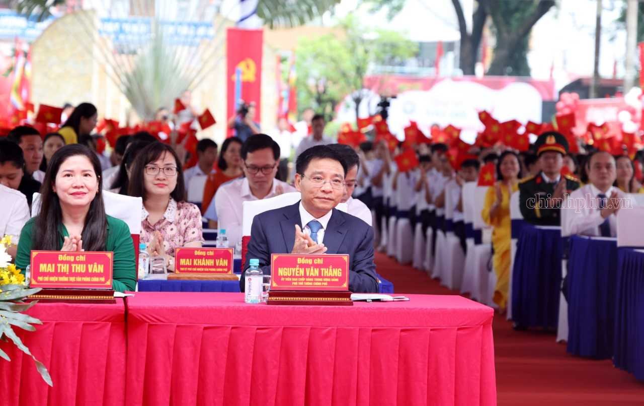 Phó Thủ tướng Nguyễn Văn Thắng dự lễ khai giảng với học sinh Trường THCS Hùng Vương, phường Trảng Bom, TP. Đồng Nai - Ảnh: chinhphu.vn/Đức Tuân Phó Thủ tướng Nguyễn Văn Thắng dự lễ khai giảng với học sinh Trường THCS Hùng Vương, phường Trảng Bom, TP. Đồng Nai - Ảnh: chinhphu.vn/Đức Tuân