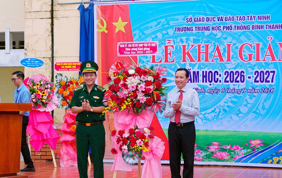Đại t&aacute; Dương Văn Dược, Ch&iacute;nh ủy Ban Chỉ huy Bộ đội Bi&ecirc;n ph&ograve;ng tỉnh tặng hoa ch&uacute;c mừng Nh&agrave; trường nh&acirc;n dịp Lễ khai giảng