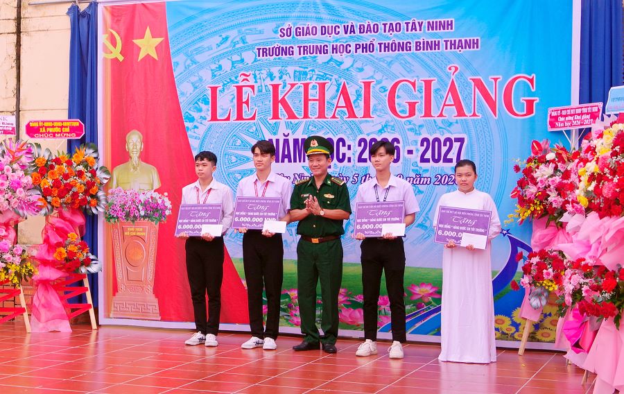 Đại t&aacute; Dương Văn Dược, Ch&iacute;nh ủy Ban Chỉ huy Bộ đội Bi&ecirc;n ph&ograve;ng tỉnh trao học bổng cho c&aacute;c em học sinh tại Trường THPT B&igrave;nh Thạnh