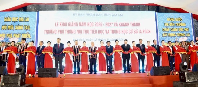 Đại biểu lãnh đạo, quan khách thực hiện nghi thức cắt băng khánh thành trường Phổ thông nội trú liên cấp Tiểu học & THCS Ia Púch. Ảnh: L.T Đại biểu lãnh đạo, quan khách thực hiện nghi thức cắt băng khánh thành trường Phổ thông nội trú liên cấp Tiểu học & THCS Ia Púch. Ảnh: L.T