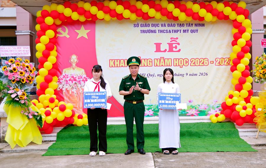 Đại t&aacute; Nguyễn Văn Gi&aacute;p, Chỉ huy trưởng Ban Chỉ huy Bộ đội Bi&ecirc;n ph&ograve;ng tỉnh trao học bổng cho c&aacute;c em học sinh tại Trường THCS & THPT Mỹ Qu&yacute;