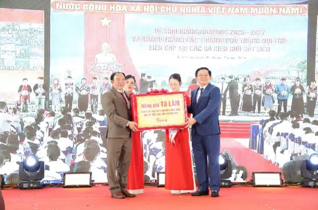 Ông Hồ Quốc Dũng (bên phải) trao tặng quà của Tổng Bí thư, Chủ tịch nước Tô Lâm cho trường Phổ thông nội trú liên cấp Tiểu học & THCS Ia Púch. Ảnh: L.T Ông Hồ Quốc Dũng (bên phải) trao tặng quà của Tổng Bí thư, Chủ tịch nước Tô Lâm cho trường Phổ thông nội trú liên cấp Tiểu học & THCS Ia Púch. Ảnh: L.T