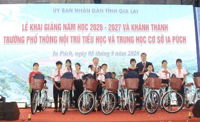 Ông Thái Đại Ngọc (thứ 5 từ trái qua) tặng 10 xe đạp cho các học sinh có hoàn cảnh khó khăn. Ảnh: L.T Ông Thái Đại Ngọc (thứ 5 từ trái qua) tặng 10 xe đạp cho các học sinh có hoàn cảnh khó khăn. Ảnh: L.T