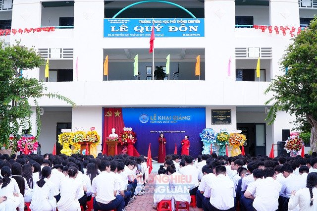 Quang cảnh Lễ Khai giảng năm học mới tại Trường THPT Chuyên Lê Quý Đôn. Ảnh: Viết Hiền Quang cảnh Lễ Khai giảng năm học mới tại Trường THPT Chuyên Lê Quý Đôn. Ảnh: Viết Hiền