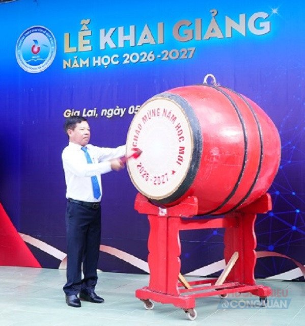 Nhà giáo Huỳnh Lê Minh thực hiện nghi thức đánh trống khai giảng năm học mới. Ảnh: VH Nhà giáo Huỳnh Lê Minh thực hiện nghi thức đánh trống khai giảng năm học mới. Ảnh: VH
