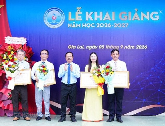 Ông Nguyễn Tuấn Thanh (đứng giữa) trao Bằng khen của UBND tỉnh Gia Lai cho 4 giáo viên Trường THPT Chuyên Lê Quý Đôn. Ảnh: VH Ông Nguyễn Tuấn Thanh (đứng giữa) trao Bằng khen của UBND tỉnh Gia Lai cho 4 giáo viên Trường THPT Chuyên Lê Quý Đôn. Ảnh: VH