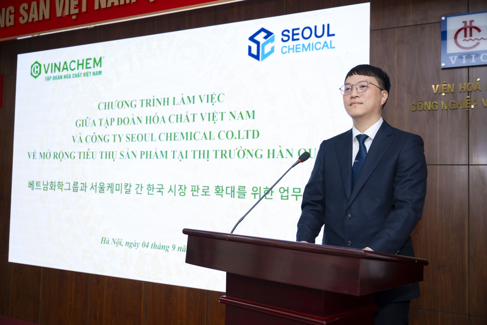 &Ocirc;ng Hong Ji Yoep, Tổng Gi&aacute;m đốc Seoul Chemical ph&aacute;t biểu tại buổi l&agrave;m việc