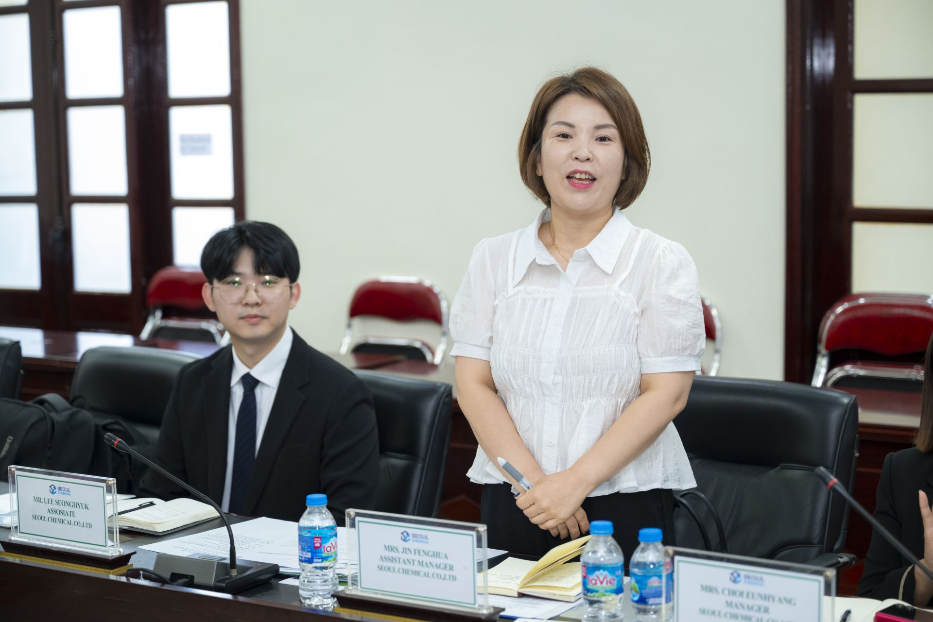 .B&agrave; Jin Feng Hua - Trưởng ph&ograve;ng Xuất nhập khẩu Seoul Chemical ph&aacute;t biểu tại buổi l&agrave;m việc