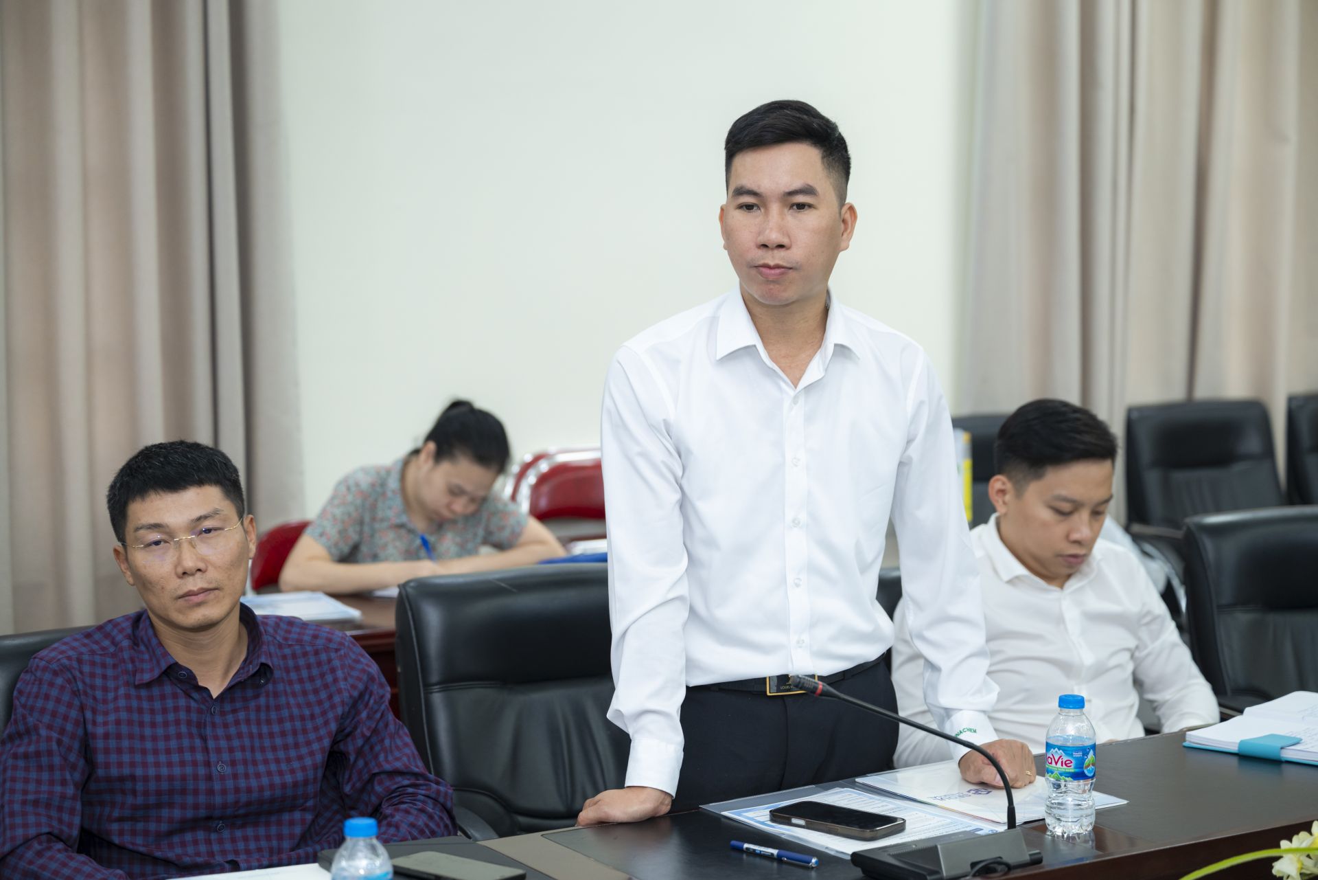Đại diện C&ocirc;ng ty cổ phần Ph&acirc;n l&acirc;n Ninh B&igrave;nh, C&ocirc;ng ty TNHH MTV Đạm Ninh B&igrave;nh, C&ocirc;ng ty cổ phần Ph&acirc;n l&acirc;n nung chảy Văn Điển ph&aacute;t biểu tại buổi l&agrave;m việc