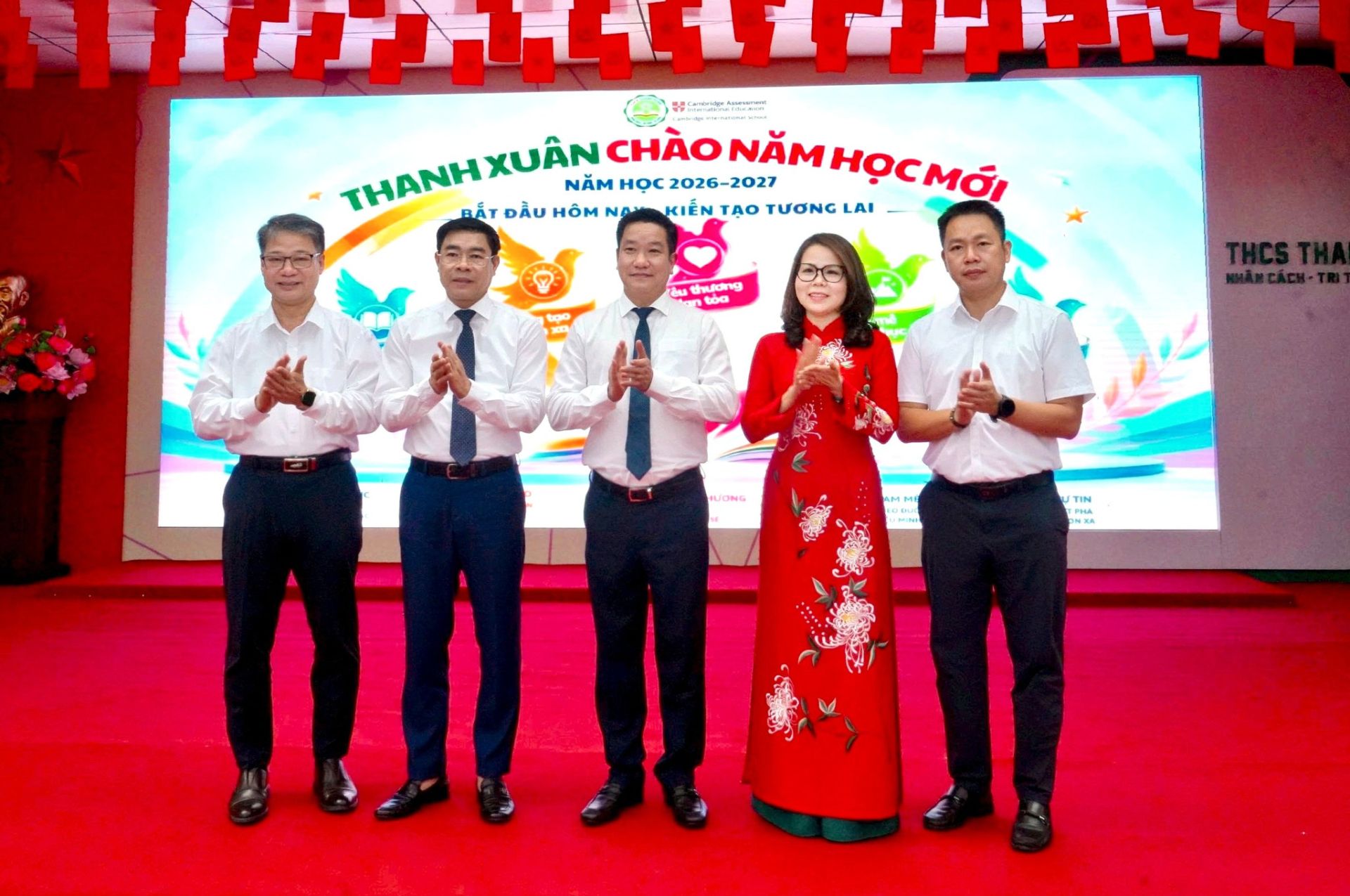 Đại diện Văn phòng UBND TP Hà Nội, Sở GD&ĐT Hà Nội và lãnh đạo phường Thanh Xuân dự lễ khai giảng tại Trường THCS Thanh Xuân. Đại diện Văn phòng UBND TP Hà Nội, Sở GD&ĐT Hà Nội và lãnh đạo phường Thanh Xuân dự lễ khai giảng tại Trường THCS Thanh Xuân.