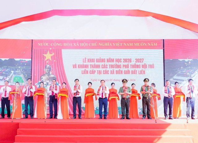 Các đại biểu thực hiện nghi thức cắt băng khánh thành và bàn giao, đưa công trình Trường Phổ thông nội trú Tiểu học và THCS xã Anh Sơn vào sử dụng. Các đại biểu thực hiện nghi thức cắt băng khánh thành và bàn giao, đưa công trình Trường Phổ thông nội trú Tiểu học và THCS xã Anh Sơn vào sử dụng.