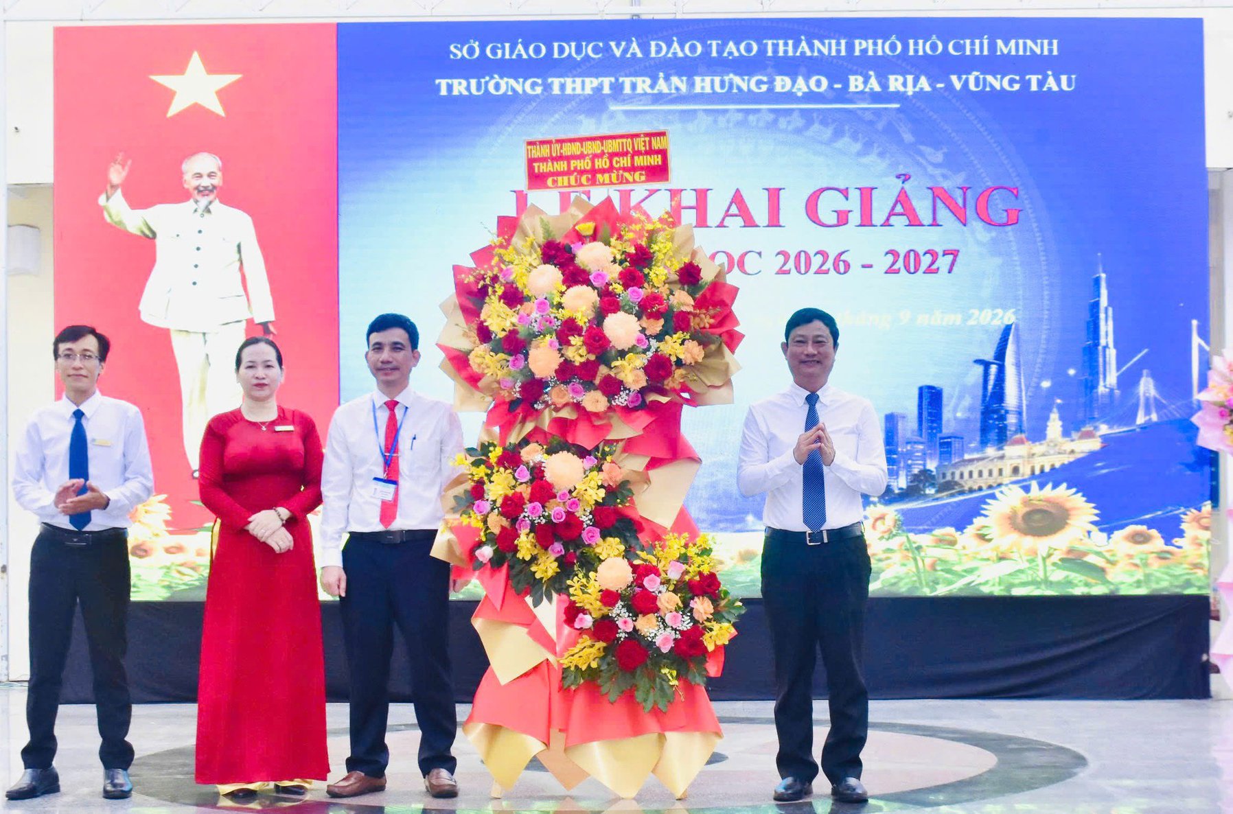 &Ocirc;ng V&otilde; Văn Minh, Chủ tịch HĐND TP.HCM, v&agrave; &ocirc;ng Nguyễn Văn Phong, Ph&oacute; Gi&aacute;m đốc Sở GD-ĐT TP.HCM, dự lễ khai giảng tại Trường THPT Trần Hưng Đạo.