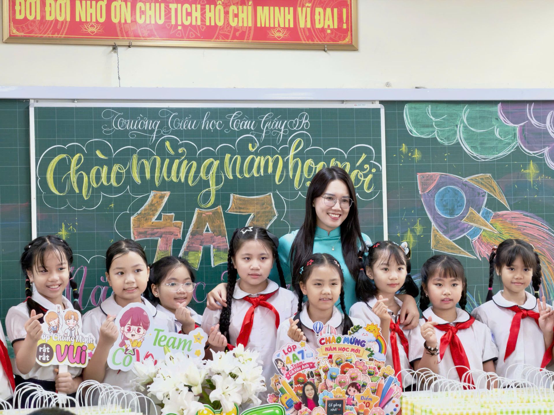 Cô giáo cùng học sinh lưu lại khoảnh khắc đáng nhớ trong ngày khai trường. Cô giáo cùng học sinh lưu lại khoảnh khắc đáng nhớ trong ngày khai trường.
