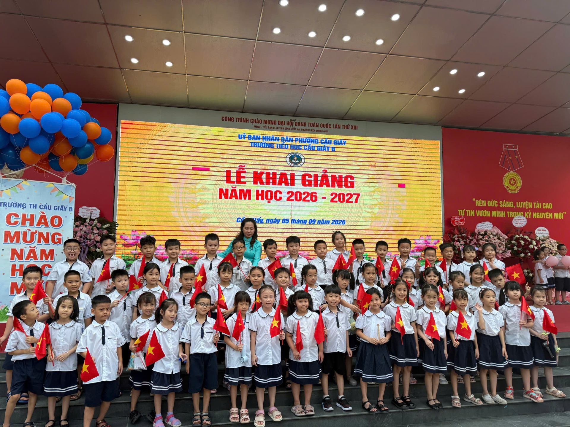 Học sinh Trường Tiểu học Cầu Giấy B rạng rỡ bên cô giáo trong ngày khai giảng. Học sinh Trường Tiểu học Cầu Giấy B rạng rỡ bên cô giáo trong ngày khai giảng.