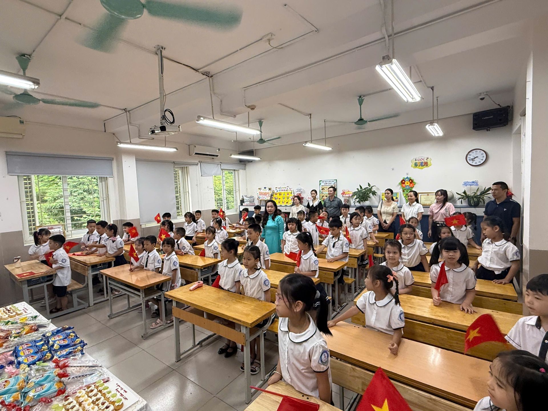 Không khí vui tươi trong lớp học của Trường Tiểu học Cầu Giấy B ngày đầu năm học mới. Không khí vui tươi trong lớp học của Trường Tiểu học Cầu Giấy B ngày đầu năm học mới.