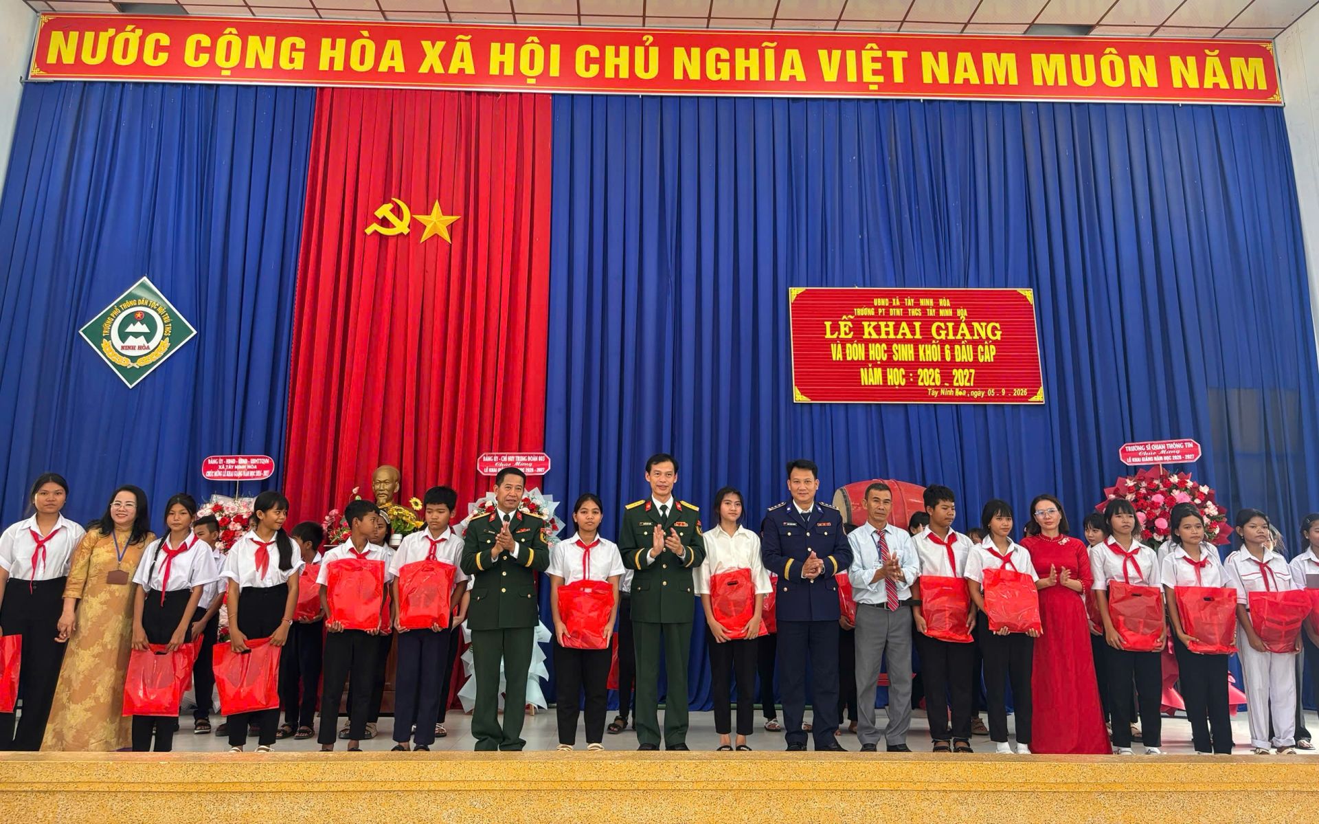 Các cơ quan, đơn vị trao quà cho các em học sinh có hoàn cảnh đặc biệt khó khăn, vươn lên học giỏi Các cơ quan, đơn vị trao quà cho các em học sinh có hoàn cảnh đặc biệt khó khăn, vươn lên học giỏi