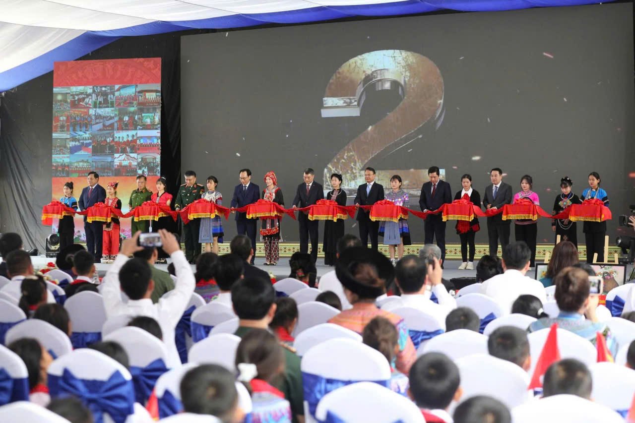 Thủ tướng Chính phủ Lê Minh Hưng và các đại biểu thực hiện nghi thức cắt băng khánh thành đồng loạt các Trường Phổ thông dân tộc nội trú liên cấp Tiểu học và THCS tại các xã biên giới đất liền Thủ tướng Chính phủ Lê Minh Hưng và các đại biểu thực hiện nghi thức cắt băng khánh thành đồng loạt các Trường Phổ thông dân tộc nội trú liên cấp Tiểu học và THCS tại các xã biên giới đất liền