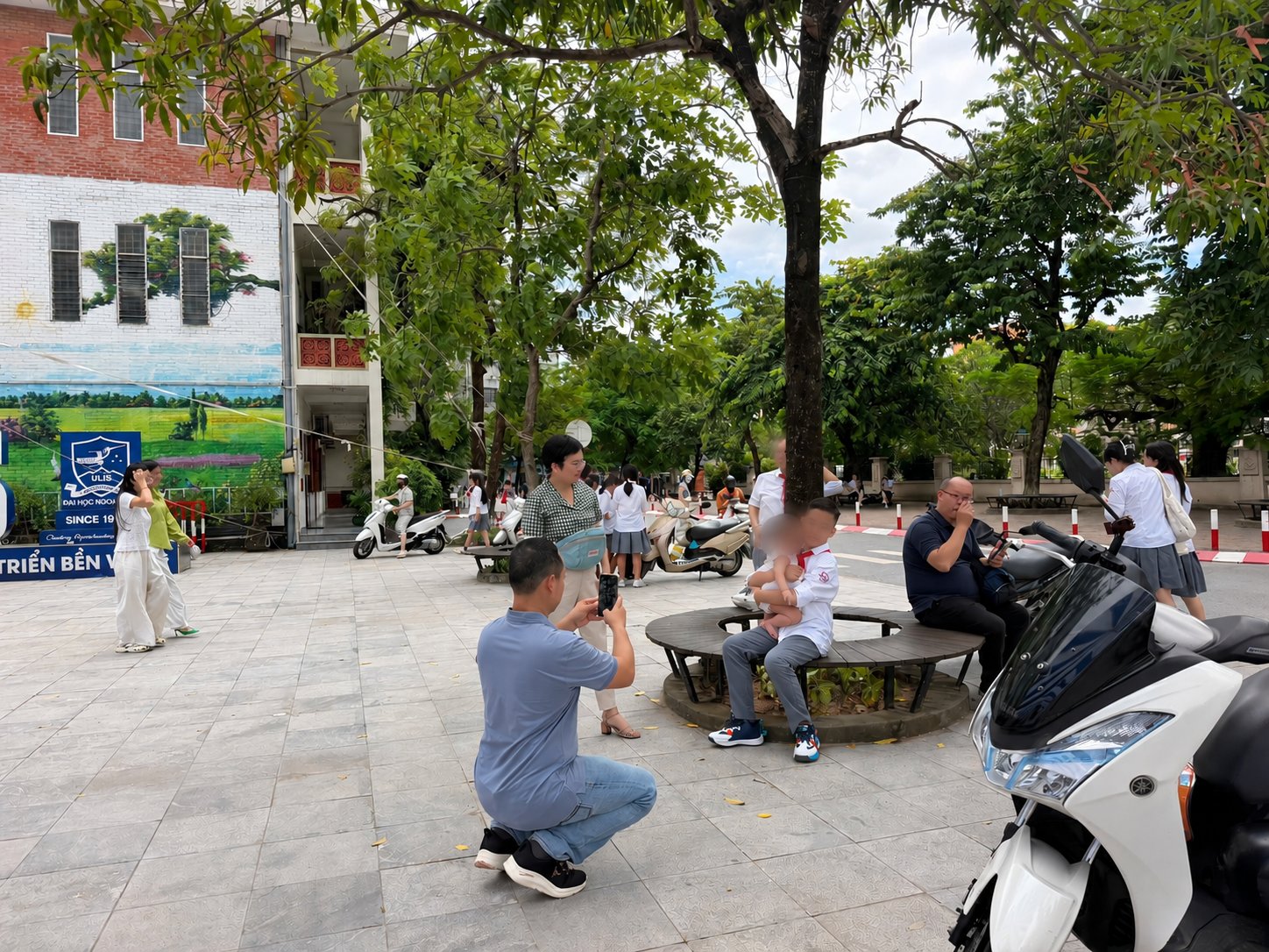 Phụ huynh tranh thủ chụp ảnh cho con, lưu giữ khoảnh khắc đáng nhớ trong ngày khai giảng đầu tiên ở bậc THCS. Phụ huynh tranh thủ chụp ảnh cho con, lưu giữ khoảnh khắc đáng nhớ trong ngày khai giảng đầu tiên ở bậc THCS.