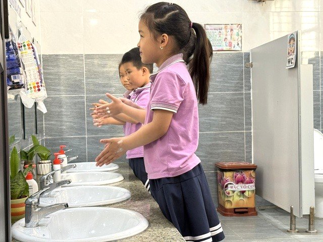 Rửa tay thường xuyên bằng xà phòng dưới vòi nước chảy nhiều lần trong ngày, áp dụng cho cả người lớn và trẻ em để phòng chống bệnh tay chân miệng. Ảnh: VGP/Thiện Tâm Rửa tay thường xuyên bằng xà phòng dưới vòi nước chảy nhiều lần trong ngày, áp dụng cho cả người lớn và trẻ em để phòng chống bệnh tay chân miệng. Ảnh: VGP/Thiện Tâm