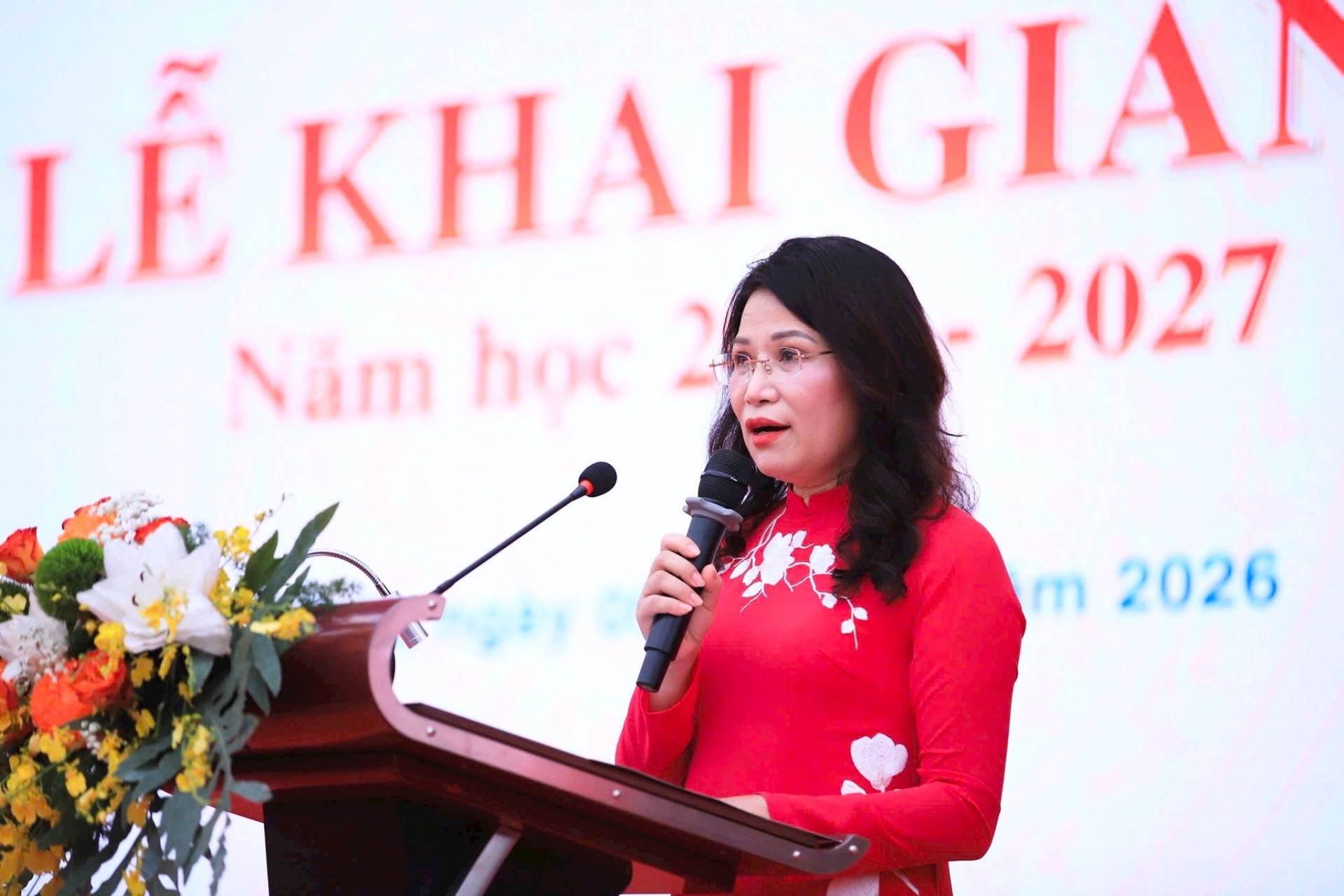 Nh&agrave; gi&aacute;o L&ecirc; Kim Anh, Hiệu trưởng Trường Trung học cơ sở Trần Duy Hưng.