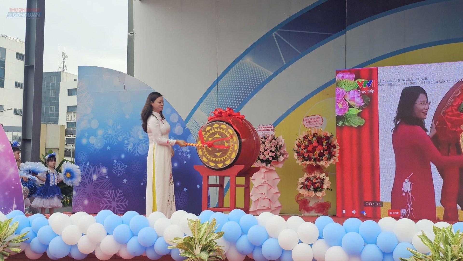 C&ocirc; Vương Thị Anh, Ph&oacute; Hiệu trưởng Trường Mầm non Đ&ocirc;ng Ngạc A thực hiện nghi thức đ&aacute;nh trống khai giảng năm học mới 2026 - 2027